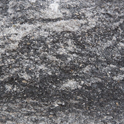 Daszek na słupek Bruk-Bet Uni Split czterostronnie łupane 40x40 cm – Brekcja Karbon