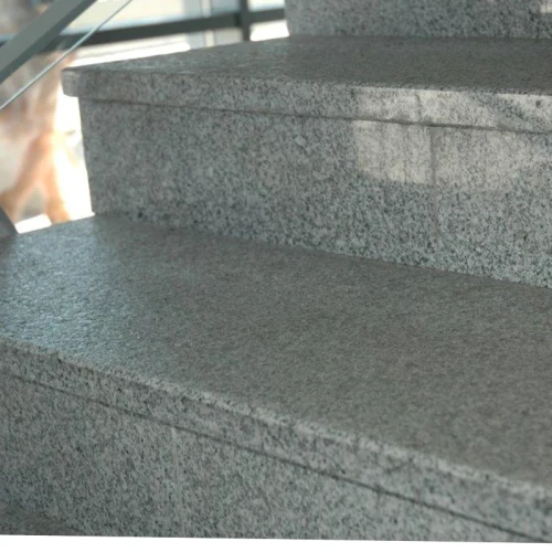 Bianco Sardo parapet stopnica granitowa polerowana 150x33x2 cm szary