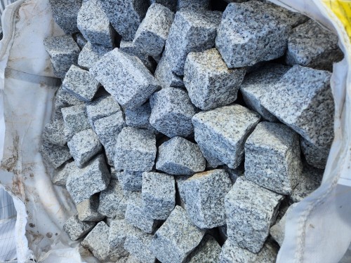 Kostka Granitowa Strzegomska 6/8 cm Szara – Surowo Łupana