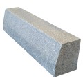 Krawężnik granitowy ze skosem góra płomieniowana 15x30 cm szary