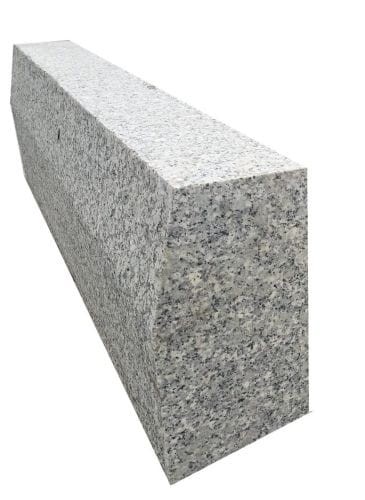 Krawężnik granitowy 15x30 cm ze skosem góra płomieniowana – zdjęcie 2