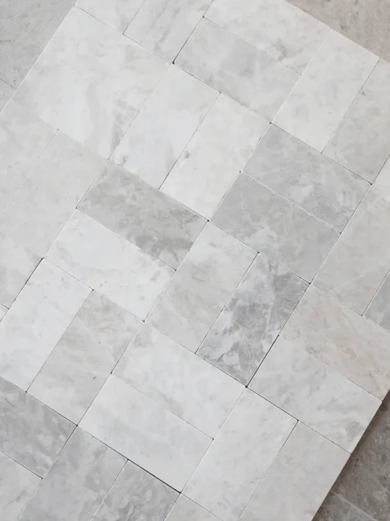 Płytka marmurowa Royal White Bębnowana 10x10x1 cm – zdjęcie 4