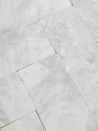 Płytka marmurowa Bębnowana Szlifowana Royal White 10x30,5x1 cm – zdjęcie 2
