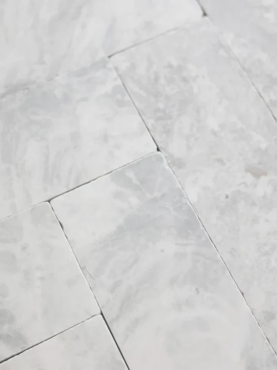 Płytka marmurowa Bębnowana Szlifowana Royal White 10x30,5x1 cm – zdjęcie 2