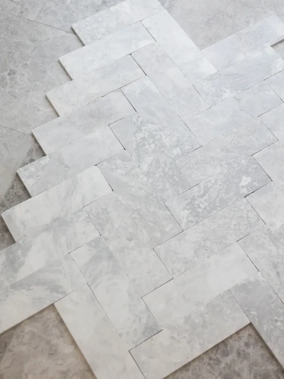 Płytka marmurowa Bębnowana Szlifowana Royal White 10x30,5x1 cm – zdjęcie 3