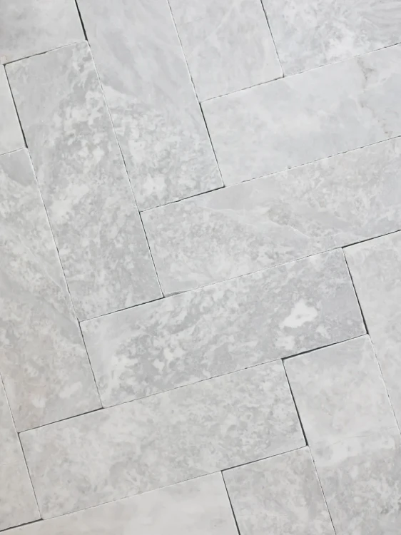 Płytka marmurowa Bębnowana Szlifowana Royal White 10x30,5x1 cm – zdjęcie 4