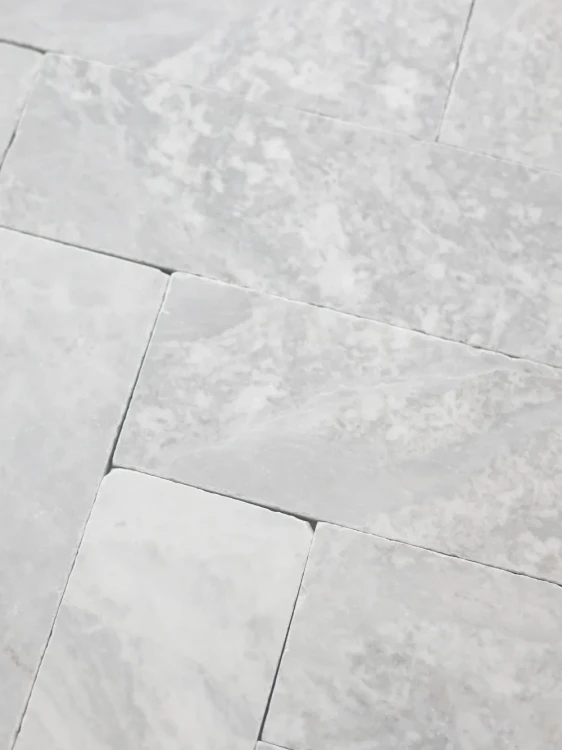 Płytka marmurowa Bębnowana Szlifowana Royal White 10x30,5x1 cm – zdjęcie 5