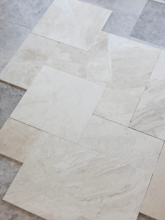Płytki marmurowe Coffee White| Queen Beige Antykowana Bębnowana komplet = 0,742m2 | Komplet Rzymski – zdjęcie 5