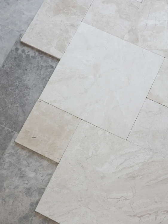 Płytki marmurowe Coffee White| Queen Beige Antykowana Bębnowana komplet = 0,742m2 | Komplet Rzymski – zdjęcie 6