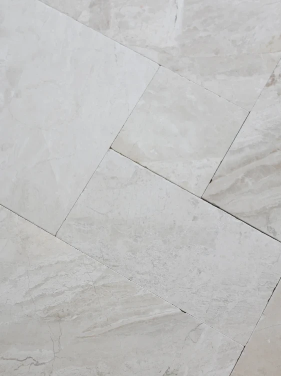 Płytki marmurowe Coffee White| Queen Beige Antykowana Bębnowana komplet = 0,742m2 | Komplet Rzymski – zdjęcie 8