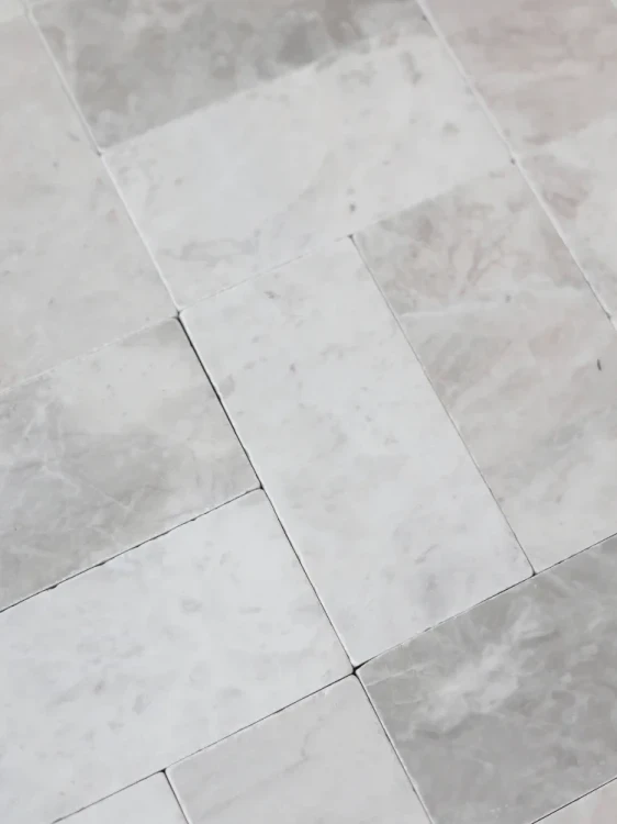 Płytka marmurowa Royal White Bębnowana 20,3x20,3x1 cm – zdjęcie 3