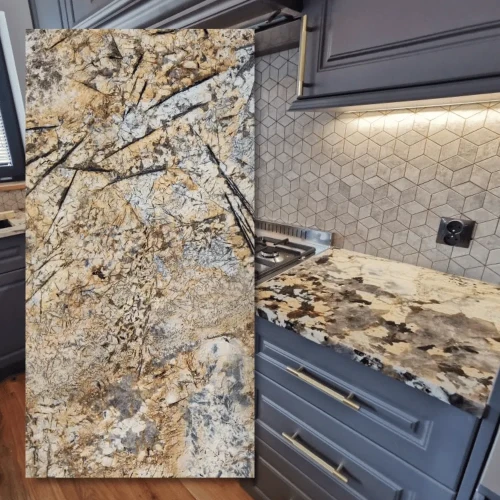 Granit Brazylijski Voragem Gold 2cm Poler - Slab ze złotymi akcentami