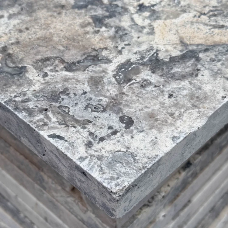 Trawertyn Silver Latte Greige Bębnowany 61x61x3 cm – zdjęcie 3