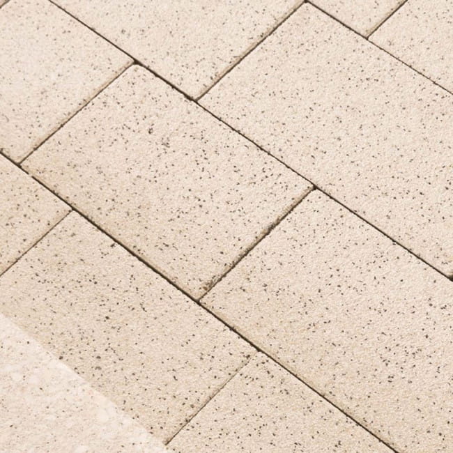 Bruk-Bet Renovator Opal-utrzymanie czystości powierzchni betonowych 5l