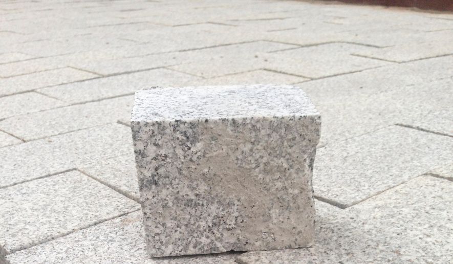 Kostka granitowa – wszechstronny materiał na podjazd, taras i do ogrodu