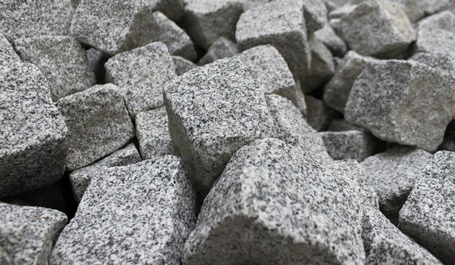 Kostka granitowa – wszechstronny materiał na podjazd, taras i do ogrodu